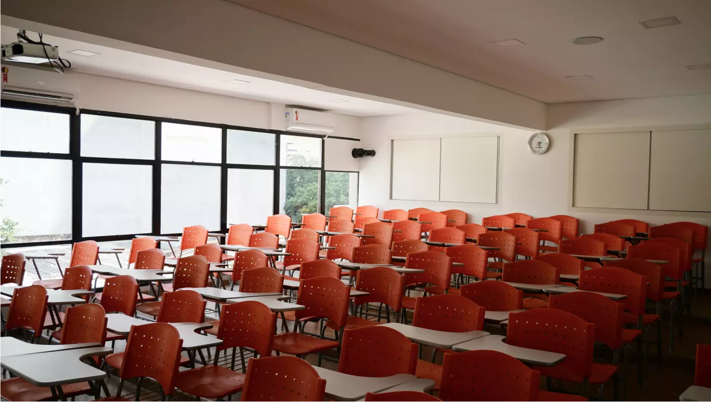  Sala de aula cheia de cadeiras vasias